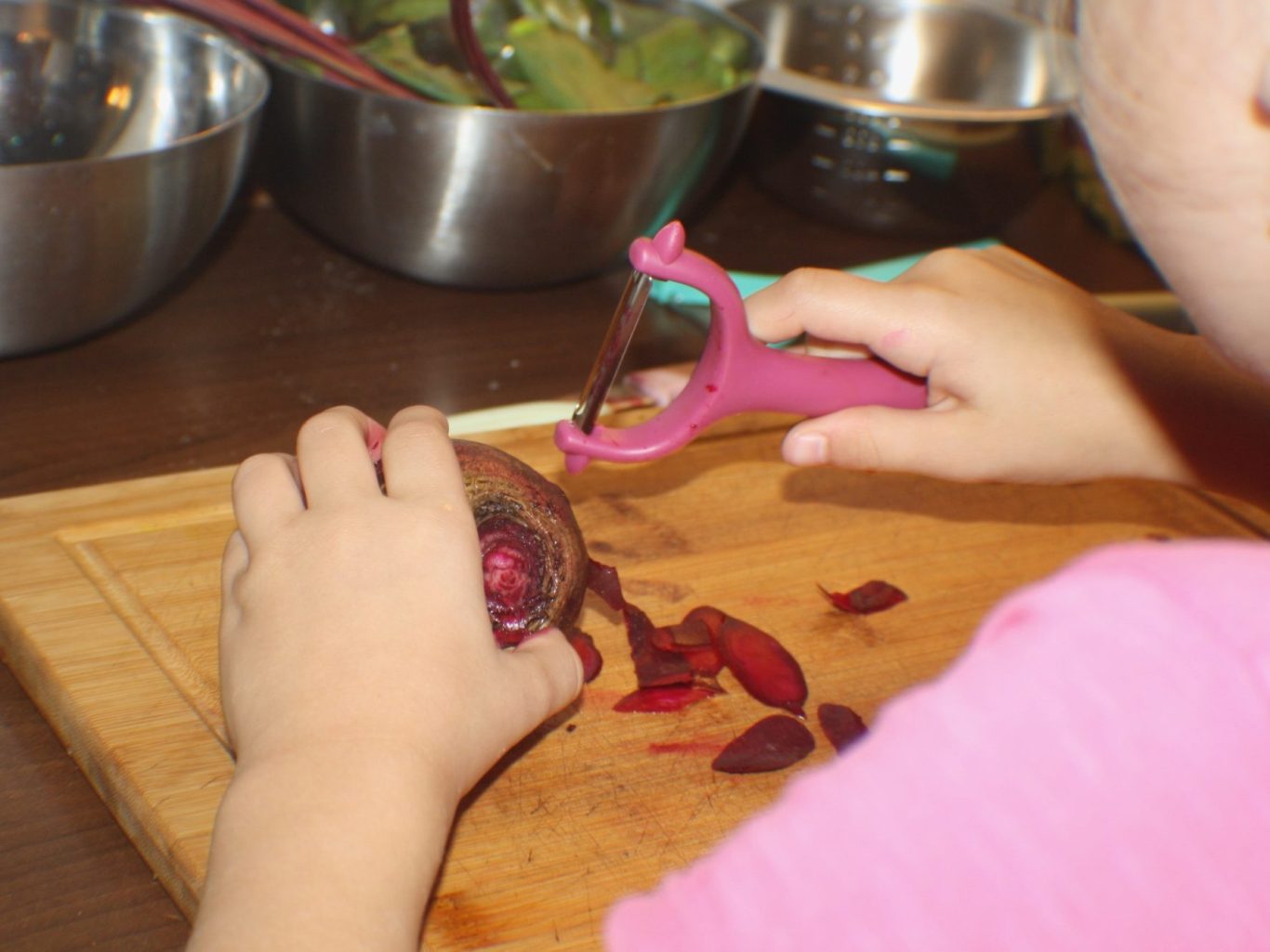 Gemüse schälen Nicole Kahler I Küche für die Seele Motorik entwickeln in der Koch AG bei Nicole Kahler