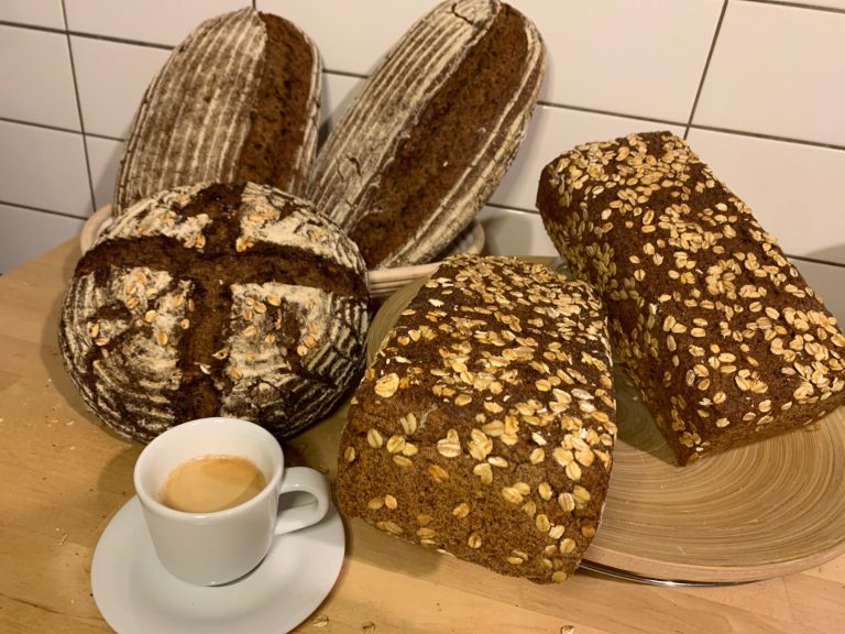 brotbackkurs-küche-für-die-seele.jpg Teig kneten echtes Handwerk